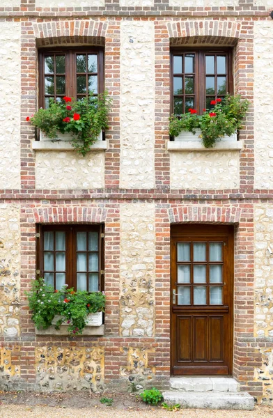 Typisch normannische Hausfassade mit Stein- und Ziegelfassade — Stockfoto