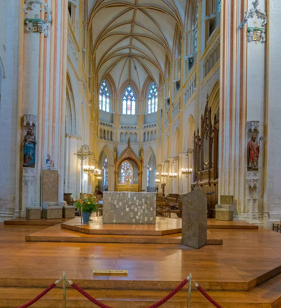 Vista interior de la Catedral de Saint Corentin, Quimper en Bretaña — Foto de Stock