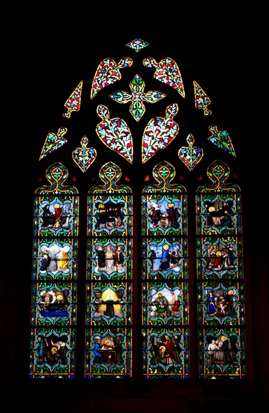 Detailansicht der Glasmalerei in der Kathedrale des Heiligen Corentin in Quimper — Stockfoto