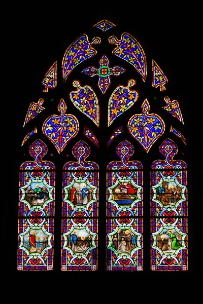 Detailansicht der Glasmalerei in der Kathedrale des Heiligen Corentin in Quimper — Stockfoto