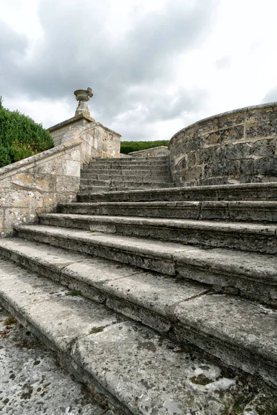 Masywne stare kamienne schody prowadzące z jednego ogrodu do drugiego — Zdjęcie stockowe