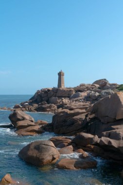 Turistler güzel bir yaz gününde Men Ruz deniz fenerini ziyaret ederler.