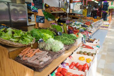 Quimper 'daki pazarda taze organik sebzelerle meyve ve sebze standı.