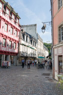 Turistler, Brittany 'nin tarihi Quimper kasabasına yaptıkları ziyaretin keyfini çıkarıyorlar.