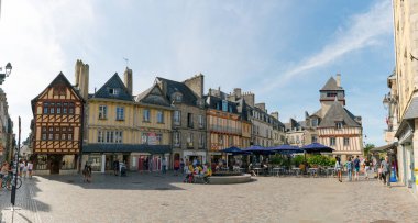 Brittany 'nin tarihi Quimper kasabasındaki Terre au Duc Meydanı
