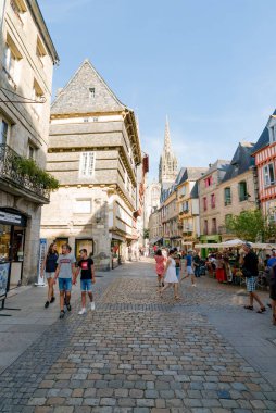 Turistler, Brittany 'nin tarihi Quimper kasabasına yaptıkları ziyaretin keyfini çıkarıyorlar.