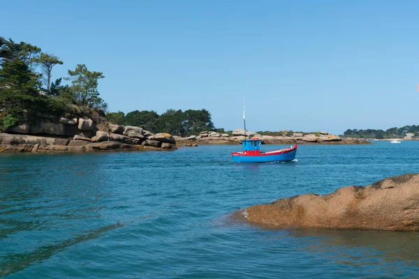 Petit bateau en bois coloré quitte le port de Ploumanach sur la côte bretonne — Photo