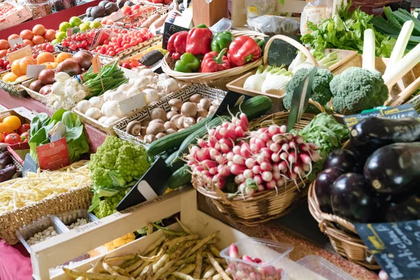 Puesto de verduras en el mercado en Quimper con verduras orgánicas frescas —  Fotos de Stock