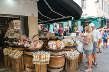 Turistler Dijon 'daki bir hardal dükkanında hediyelik eşya arıyor.