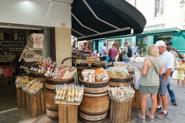 Touristen stöbern in einem Senfladen in Dijon nach Souvenirs — Stockfoto