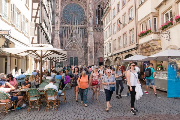 Blick auf das Straßburger Münster und viele Touristen in der Rue Merciere — Stockfoto