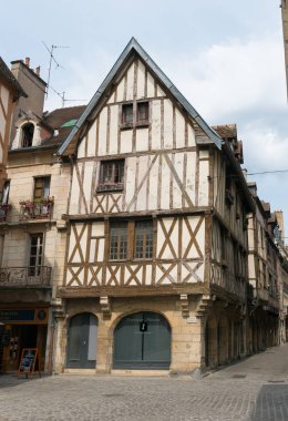 Dar sokakların ve Dijon 'daki tarihi yarı keresteli evin detaylı bir görüntüsü.