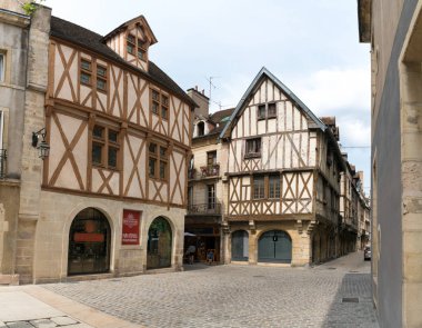 Dar sokakların ve Burgundy 'deki eski şehir merkezi Dijon' daki tarihi yarı keresteli evlerin detaylı bir görüntüsü.