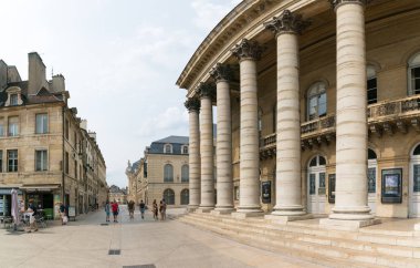Burgundy 'deki tarihi eski şehir merkezi Dijon' daki Büyük Tiyatro ve Rameau Sokağı manzarası