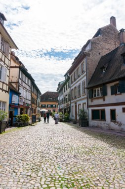 Turistler, tarihi Strasbourg kentini ziyaret ediyorlar.