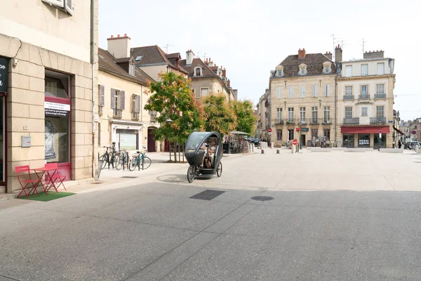 Electric bicycle taxi transporting senior citizens through the historic old town of Dijon — Stock Photo, Image