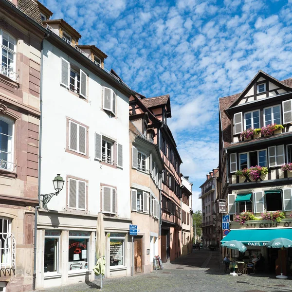 Старинные деревянные дома в старом центре Страсбурга — стоковое фото