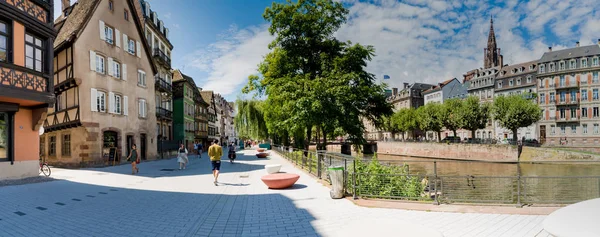 Tourists enjoy a visit to picturesque historic old town Strasbourg — Stock Photo, Image