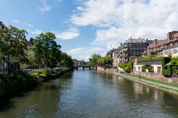 Vista panoramica del centro storico e dei canali della città di Strasburgo — Foto Stock