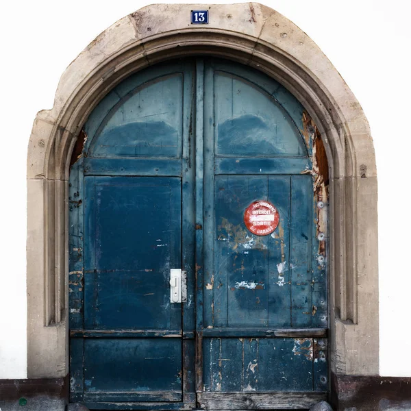 Detalle vista de una gran puerta de madera de arco azul con un cartel en francés diciendo "No Parking en frente de la puerta " — Foto de Stock