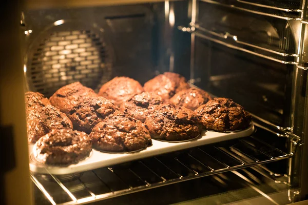 巧克力松饼在现代烤箱里烘烤 — 图库照片