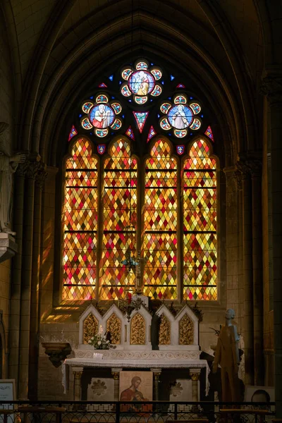 Detailweergave van een glas-in-loodraam in de kerk van Saint Melaine in Rennes — Stockfoto