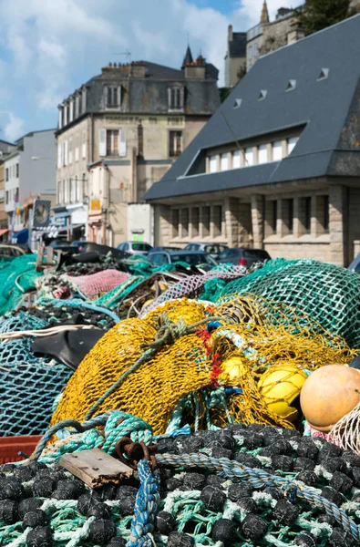 Grande pilha de diferentes redes de pesca utilizadas para a pesca ao largo e para a pesca de arrasto nas docas — Fotografia de Stock