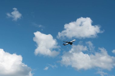 Lüksemburg havaalanından havalandıktan sonra gökyüzünde uçan Panalpina nakliye uçağı