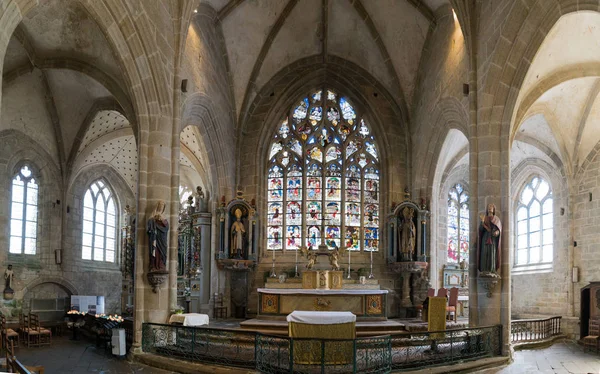 Vista detalhada de um vitral na histórica igreja de Saint Ronan em Locronan, na Bretanha — Fotografia de Stock