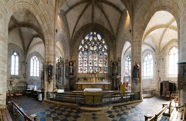 Részletes kilátás egy festett üveg ablak a történelmi templom Szent Ronan Locronan Bretagne — Stock Fotó