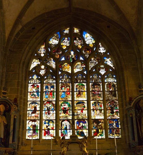 Детальный вид витража в исторической церкви Святого Ронана в Локронане в Бретани — стоковое фото