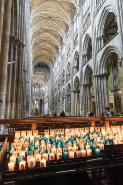 Rouen 'daki Notre Dame Katedrali' nin ön planda adak mumlarıyla iç görünümü