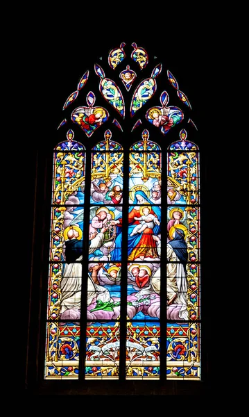 Vista detallada de una vidriera en la iglesia de Saint Malo en Dinan en Bretaña — Foto de Stock