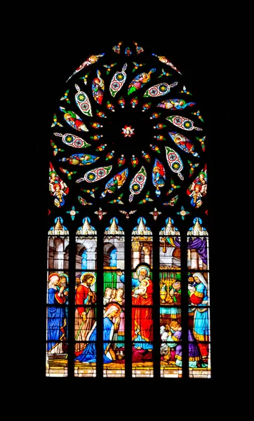 Vista detallada de una vidriera en la iglesia de Saint Malo en Dinan en Bretaña — Foto de Stock