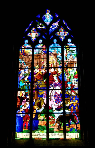 Vista detallada de una vidriera en la iglesia de Saint Malo en Dinan en Bretaña — Foto de Stock