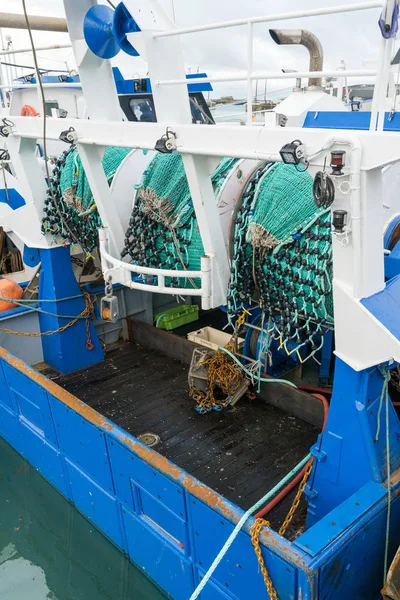 Закрытый обзор траулерных сетей на задней стенке прибрежного рыболовного судна — стоковое фото