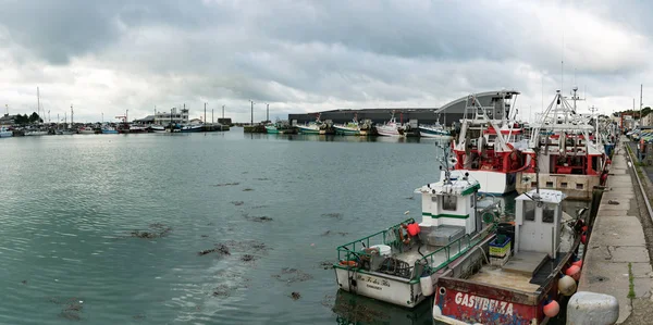 Offshore fishing boats in the commercial harbor and port of Granville on the Normandy coast — Stockfoto