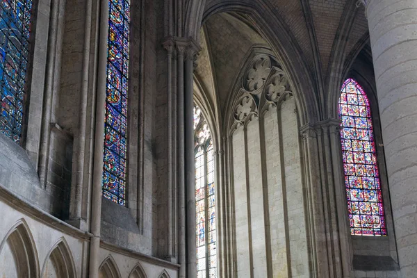 Interieur van de Notre Dame kathedraal in Rouen met prachtige glas-in-loodramen — Stockfoto
