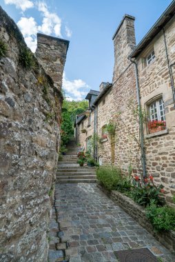Brittany 'nin eski kasabası Dinan' daki Rue du Petit Fort Caddesi 'ndeki tarihi yarı ahşap ve taş evlerin manzarası