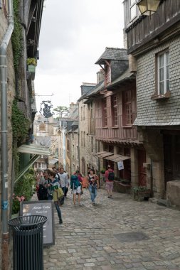 İnsanlar Brittany 'nin tarihi eski kenti Dinan' ın tadını çıkarıyorlar.