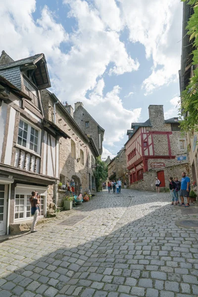 Tourists enjoy a visit to the historic old town of Dinan in Brittany — Stockfoto