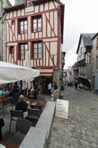 Tourists enjoy a visit to the historic old town of Dinan in Brittany — Stockfoto