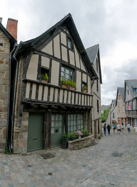 Ourists enjoy a visit to the historic old town of Dinan in Brittany — Stock Photo, Image