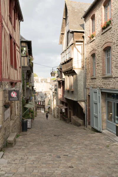 Tourists enjoy a visit to the historic old town of Dinan in Brittany — Stock Photo, Image