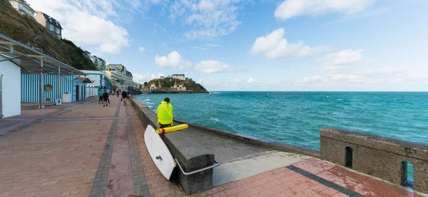 Bagnino in servizio sulla costa atlantica durante le condizioni delle acque tempestose — Foto Stock