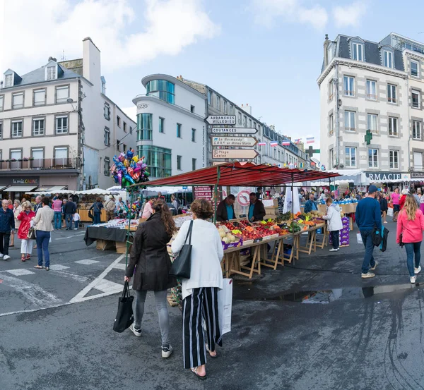 Markttag mit vielen Ständen und Menschen in der Innenstadt von Granville — Stockfoto