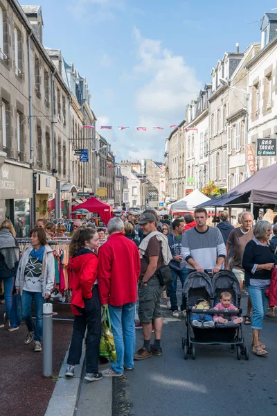 Markttag mit vielen Ständen und Menschen in der Innenstadt von Granville — Stockfoto