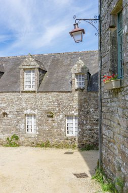 Locronan 'ın pitoresk Fransız köyündeki tipik Breton taş evleri