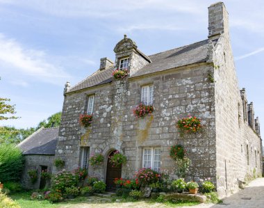 Locronan 'ın pitoresk Fransız köyündeki tipik Breton taş evleri