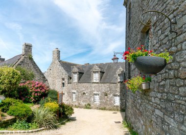 Locronan 'ın pitoresk Fransız köyündeki tipik Breton taş evleri